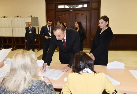 Prezident ailəsi ilə səsvermədə - FOTOLAR